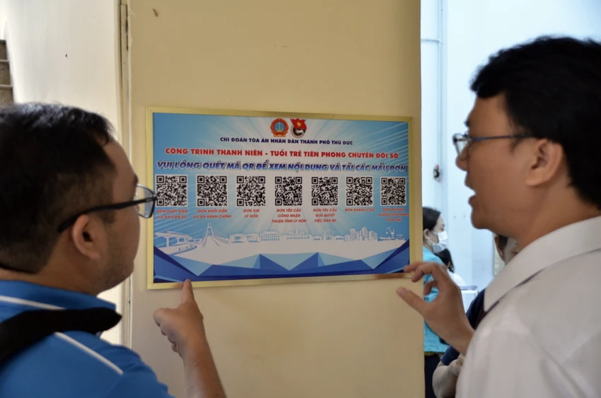 Người dân có thể dùng điện thoại thông minh quét mã QR để tải các mẫu đơn về. Ảnh: THẾ GIANG Người dân có thể dùng điện thoại thông minh quét mã QR để tải các mẫu đơn về. Ảnh: THẾ GIANG