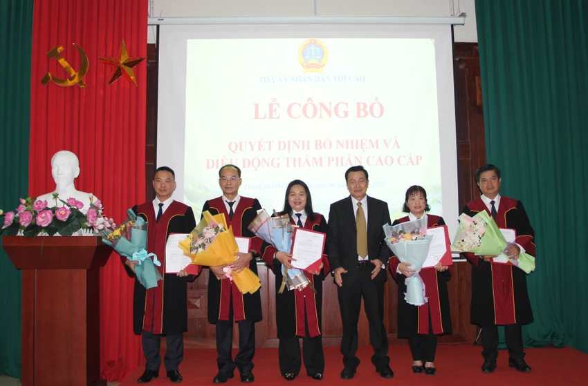 Chánh án TAND Cấp cao tại TP.HCM Trần Văn Châu trao quyết định bổ nhiệm cho các thẩm phán cao cấp. Ảnh: MC Chánh án TAND Cấp cao tại TP.HCM Trần Văn Châu trao quyết định bổ nhiệm cho các thẩm phán cao cấp. Ảnh: MC