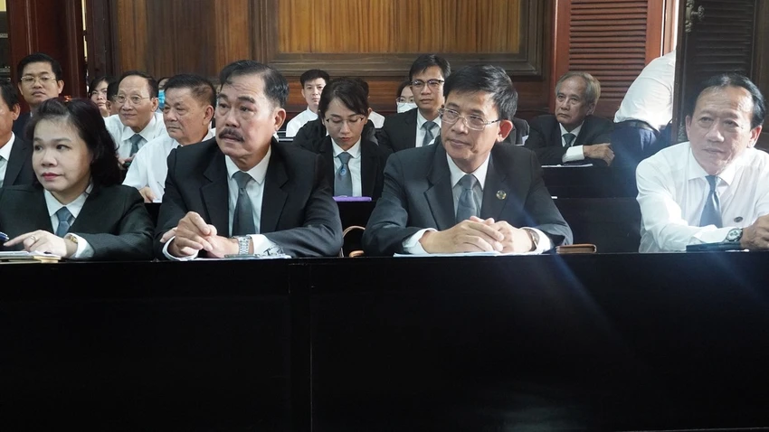 Các luật sư lần lượt tham gia phần xét hỏi các bị cáo trong vụ án. Ảnh: THẾ GIANG