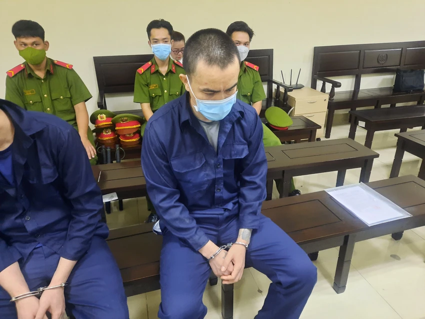 Bị cáo Huy (phải) tại phiên tòa sáng nay. Ảnh: MINH CHUNG Bị cáo Huy (phải) tại phiên tòa sáng nay. Ảnh: MINH CHUNG