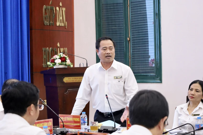 Chánh án TAND TP.HCM Lê Thanh Phong trả lời các câu hỏi của đoàn khảo sát. Ảnh: TRẦN MINH Chánh án TAND TP.HCM Lê Thanh Phong trả lời các câu hỏi của đoàn khảo sát. Ảnh: TRẦN MINH