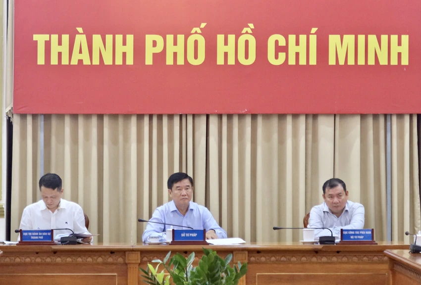 Ông Huỳnh Văn Hạnh (giữa), Giám đốc Sở Tư pháp TP.HCM chủ trì hội nghị tại điểm cầu TP.HCM. Ảnh: TRẦN MINH Ông Huỳnh Văn Hạnh (giữa), Giám đốc Sở Tư pháp TP.HCM chủ trì hội nghị tại điểm cầu TP.HCM. Ảnh: TRẦN MINH