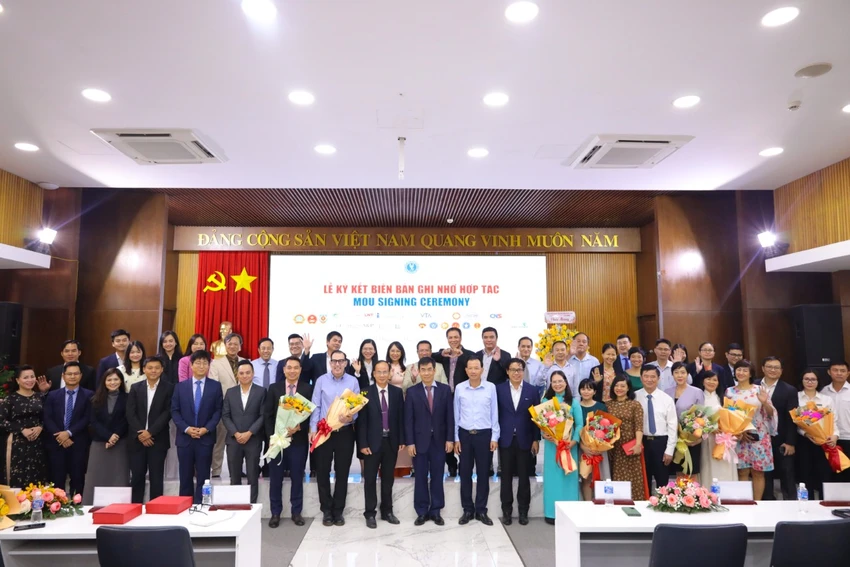 ky-ket-hop-tac-truong-dh-luat-tphcm-chup-hinh-luu-niem-6877.jpg