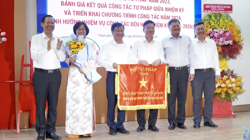 so-tu-phap-tphcm-nhan-co-thi-dua-cua-bo-tu-phap-358.jpg
