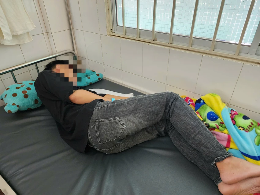 Em K bị một nhóm khoảng 10 người kéo vào nhà vệ sinh đánh hội đồng, hiện đang được điều trị ở bệnh viện.