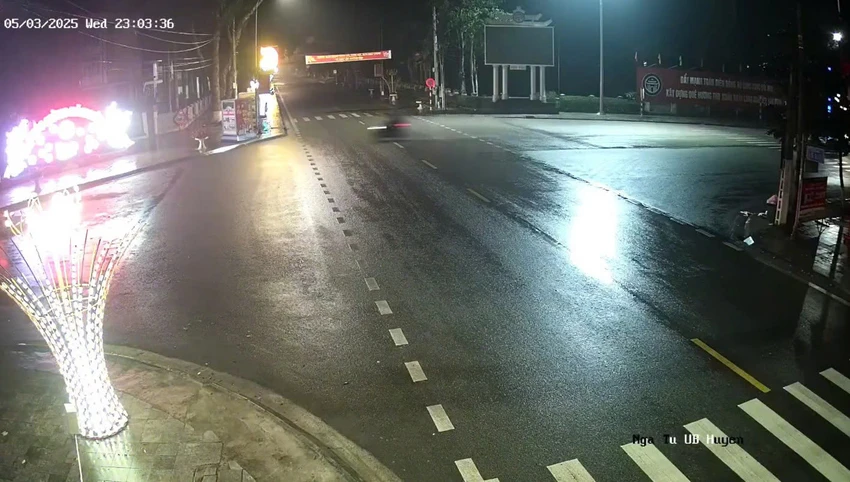 Xe máy chở 3