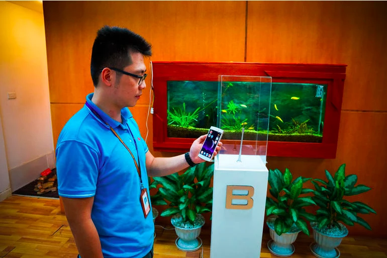 Trang công nghệ CNET đánh giá về Bphone ảnh 1
