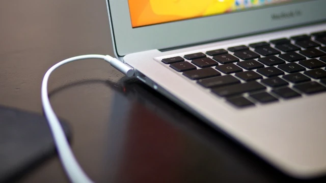 Cắm sạc liên tục cho laptop, lợi hay hại? ảnh 1