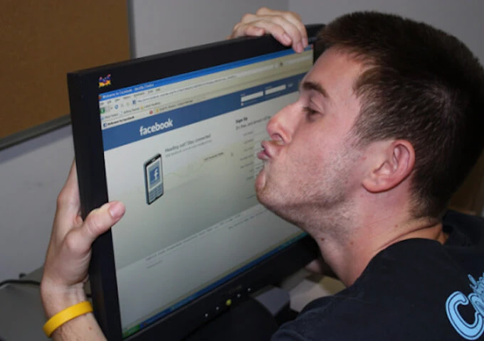 nghien-facebook-se-dan-den-cac-hau-qua-dang-tiec