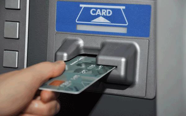 khe cắm thẻ atm