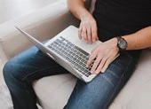 Đặt laptop trên đùi có thực sự gây vô sinh?