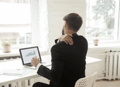 Vì sao làm việc tại nhà sẽ khiến bạn bị đau vai gáy?