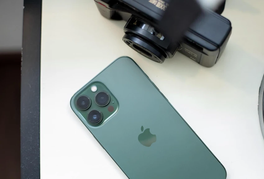 iPhone 13 series màu xanh lá thu hút người tiêu dùng. Ảnh: TIỂU MINH iPhone 13 series màu xanh lá thu hút người tiêu dùng. Ảnh: TIỂU MINH