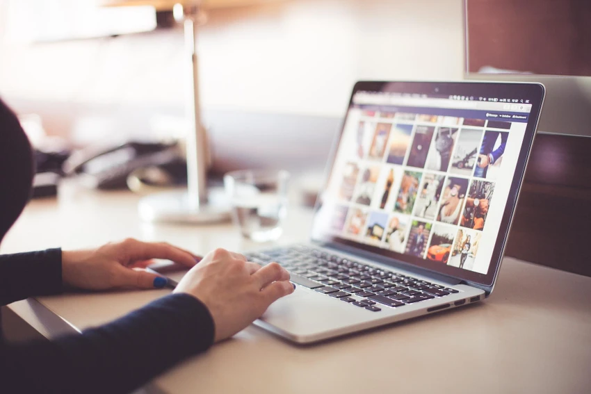 ciha-se-thong-tin-tren-internet Hạn chế chia sẻ thông tin cá nhân trên Internet. Ảnh: Pexels