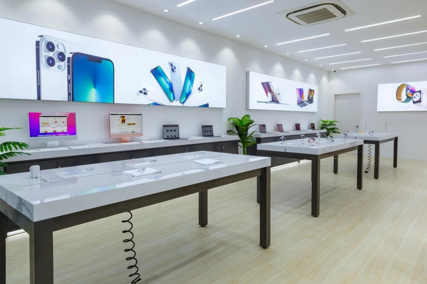 Nhiều hệ thống bán lẻ tại Việt Nam cũng mở cửa hàng chuyên bán đồ Apple. Ảnh: TIỂU MINH