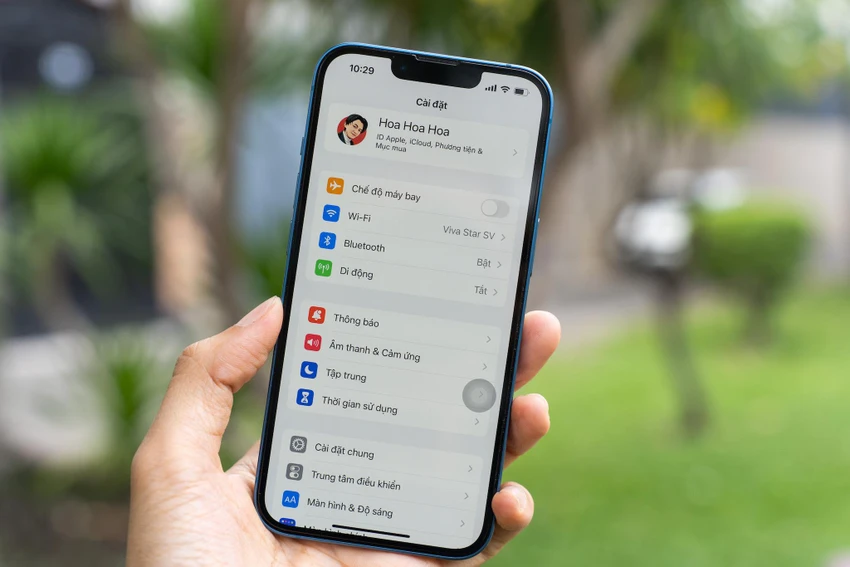 iphone-13 iPhone 13 đã qua sử dụng đang là lựa chọn của nhiều người. Ảnh: TIỂU MINH