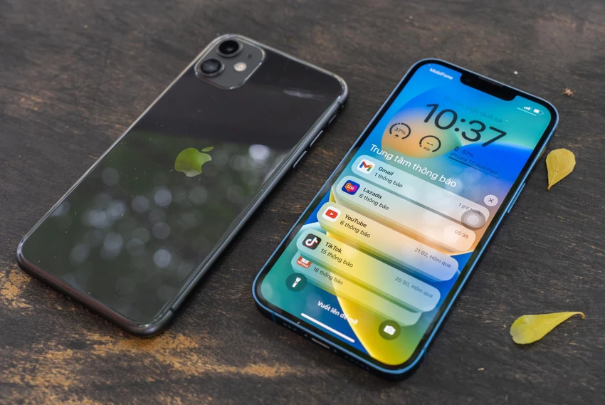 iPhone 13 và iPhone 11 vẫn là những dòng máy được nhiều người chọn mua. Ảnh: TIỂU MINH