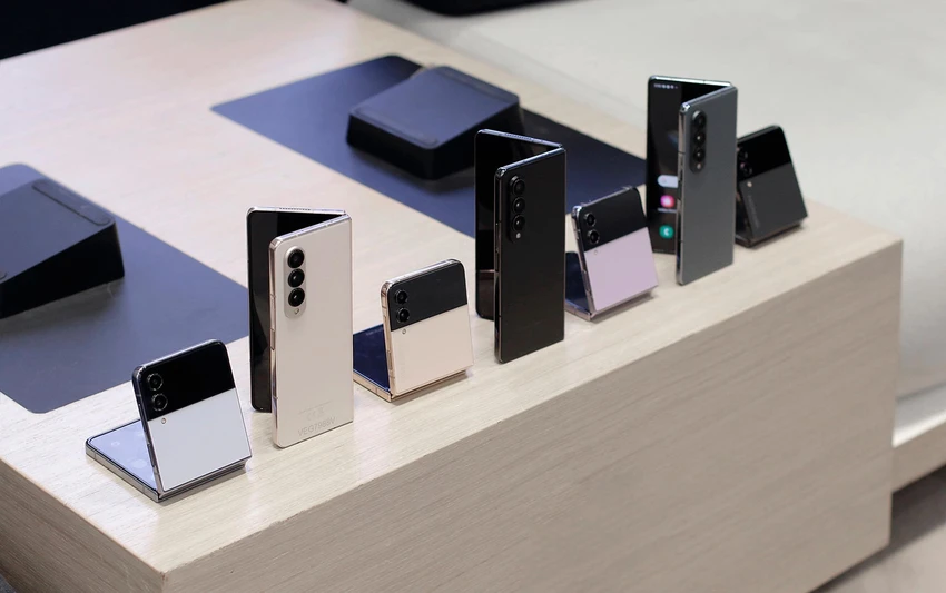 z-flip4-vs-z-fold4 z-flip4-vs-z-fold4
