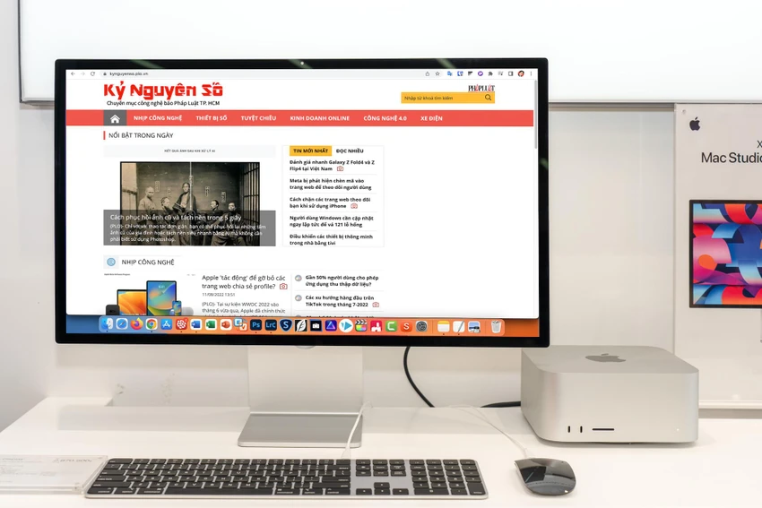 MacBook, Mac Studio, iPhone... được nhiều người săn đón. Ảnh: TIỂU MINH