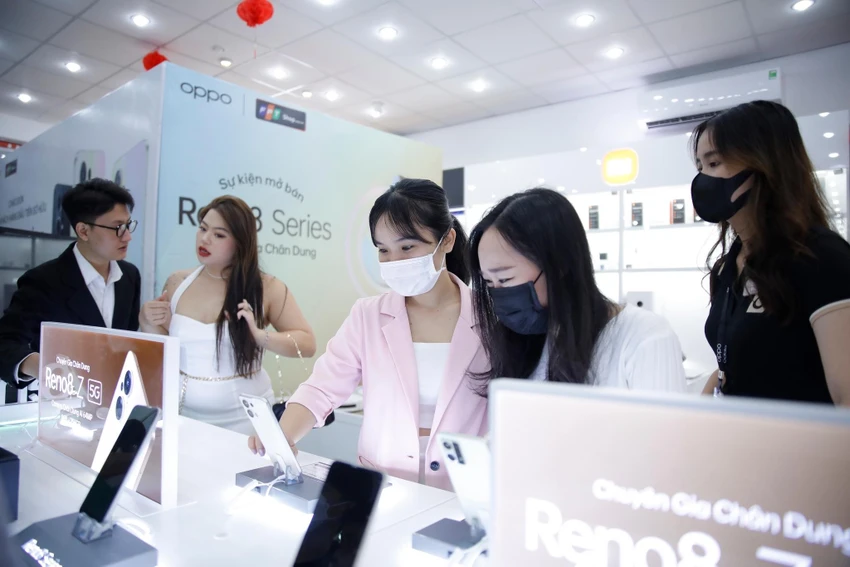 Rất nhiều bạn trẻ chọn mua Reno8 series. Ảnh: TIỂU MINH Rất nhiều bạn trẻ chọn mua Reno8 series. Ảnh: TIỂU MINH