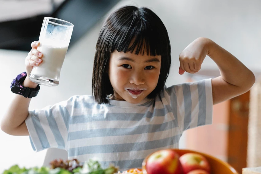 uong-sua-giup-xuong-chac-khoe Uống sữa giúp xương chắc khỏe. Ảnh: Pexels