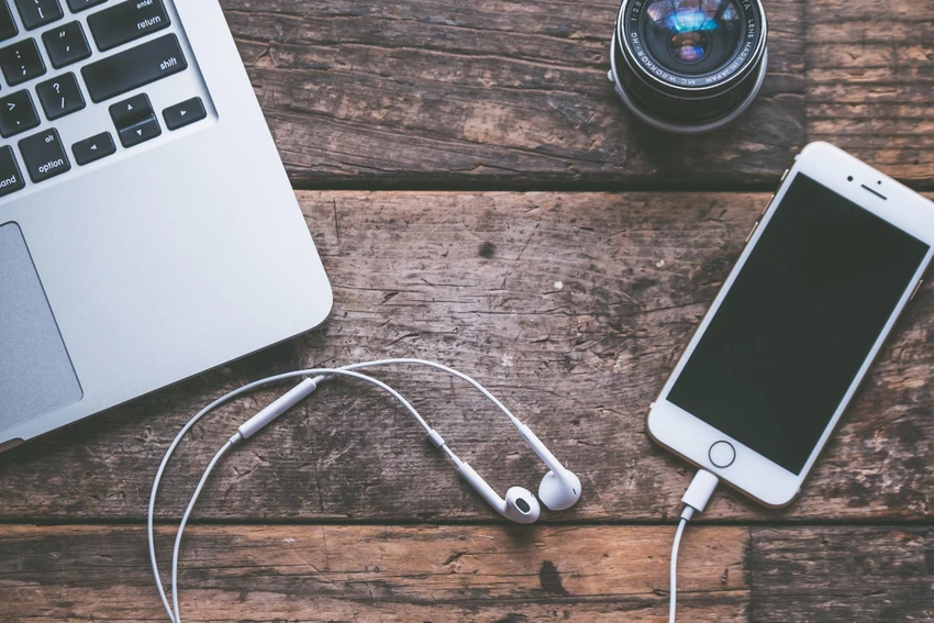 Ngắt kết nối iPhone với các phụ kiện bên ngoài. Ảnh: Pexels