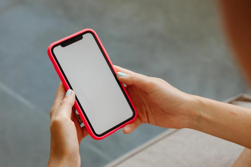 Gỡ bỏ ốp lưng và kiểm tra lại tình trạng loạn cảm ứng. Ảnh: Pexels