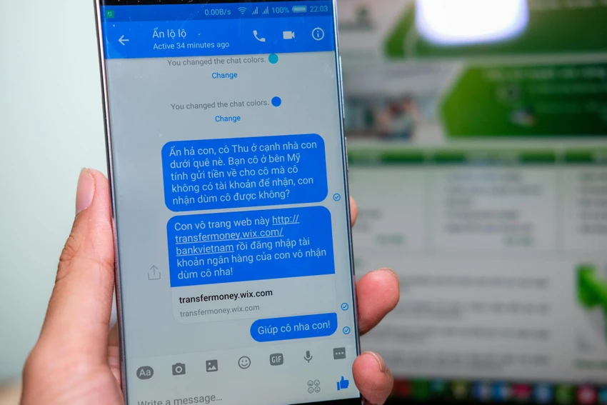 chuyen-tien-tren-facebook Xác minh trực tiếp trước khi chuyển tiền theo yêu cầu. Ảnh: MINH HOÀNG