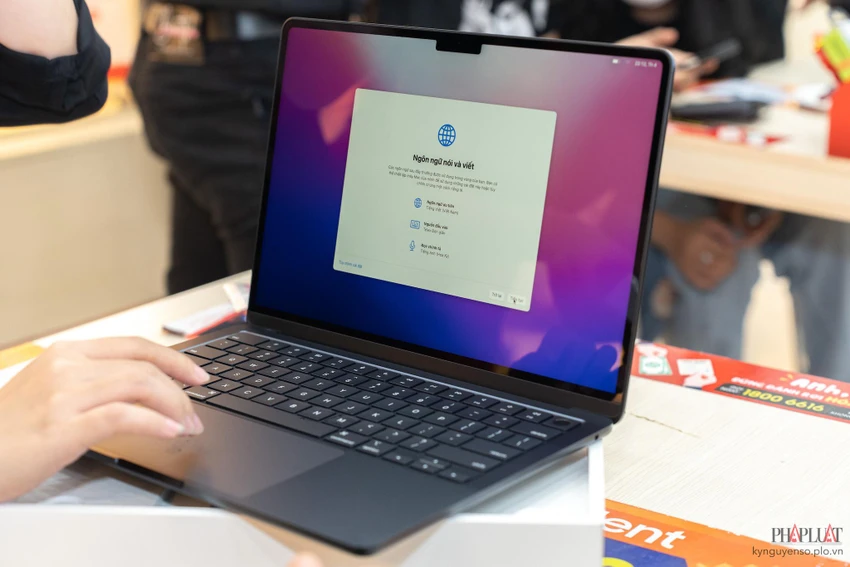 macbook-air-m2 Người dùng máy Mac nên thường xuyên cập nhật hệ thống để vá lỗi bảo mật. Ảnh: TIỂU MINH