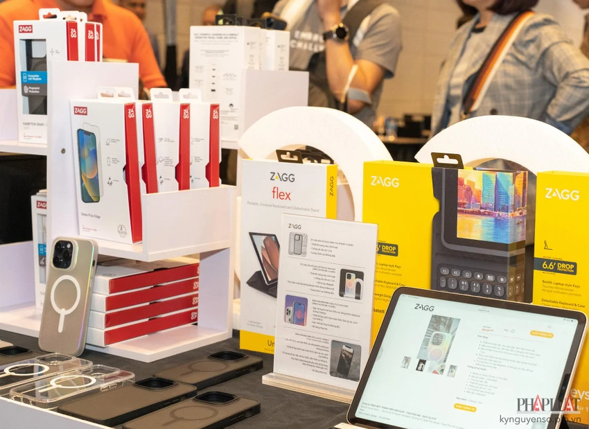 op-lung-iphone-zagg Ốp lưng là một trong những phụ kiện không thể thiếu của nhiều người dùng iPhone. Ảnh: TIỂU MINH