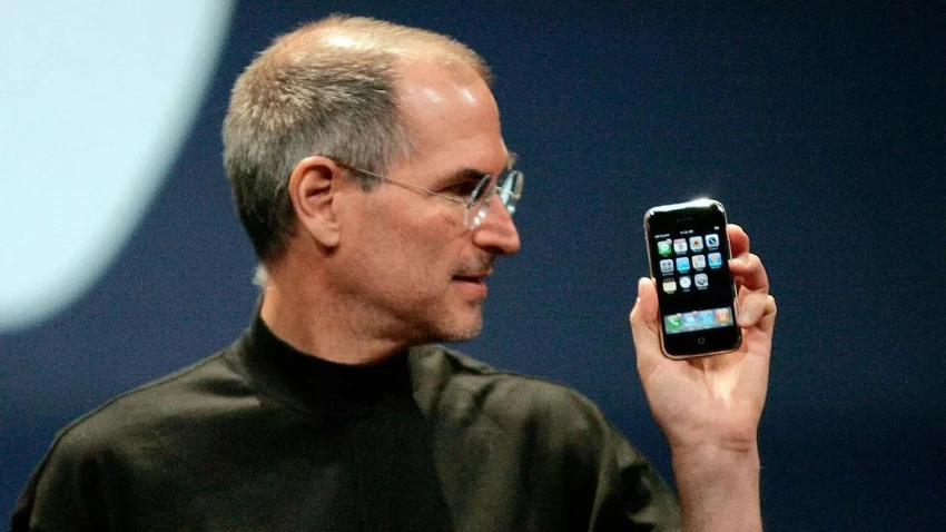 steve-job-gioi-thieu-iphone Steve Jobs giới thiệu iPhone trên sân khấu.