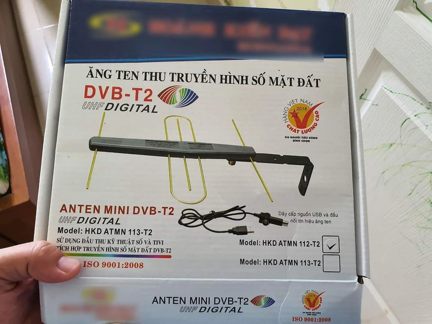 ang-ten-thu-song-truyen-hinh Ăng-ten thu truyền hình số mặt đất có giá tương đối rẻ. Ảnh: TIỂU MINH