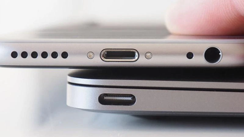 iphone-vs-macbook Việc chuyển đổi sang cổng USB-C mang đến rất nhiều thuận lợi. Ảnh: Internet