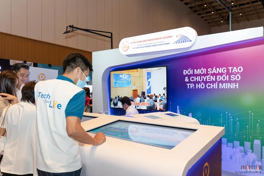trai-nghiem-san-pham Khách tham quan trải nghiệm các sản phẩm đổi mới, sáng tạo. Ảnh: TIỂU MINH