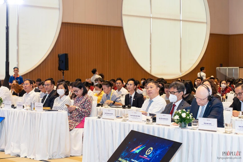 ong-duong-anh-duc-tai-su-kien-doi-moi-sang-tao Ông Dương Anh Đức và đại diện các sở ban ngành tham gia sự kiện. Ảnh: TIỂU MINH