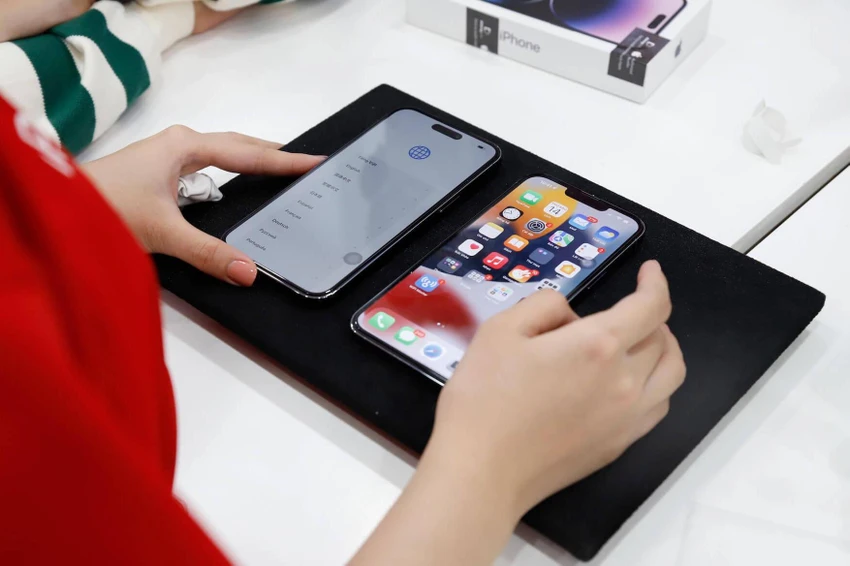 iphone-moi-khong-tang-kem-cuc-sac iPhone mới được bán ra không kèm cục sạc. Ảnh: TIỂU MINH