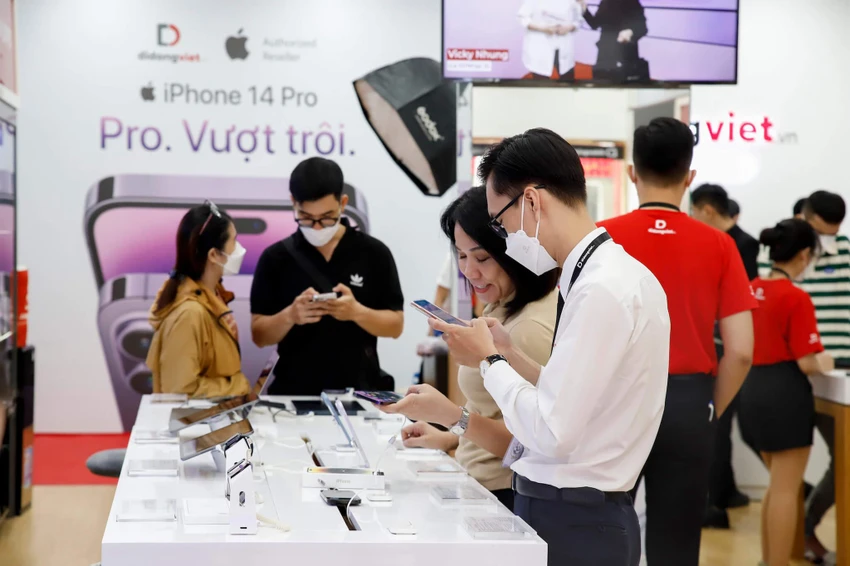 Tâm lý muốn sở hữu sớm nhất iPhone 14 series khiến lượng người dùng công nghệ đến các cửa hàng Di Động Việt tăng cao.