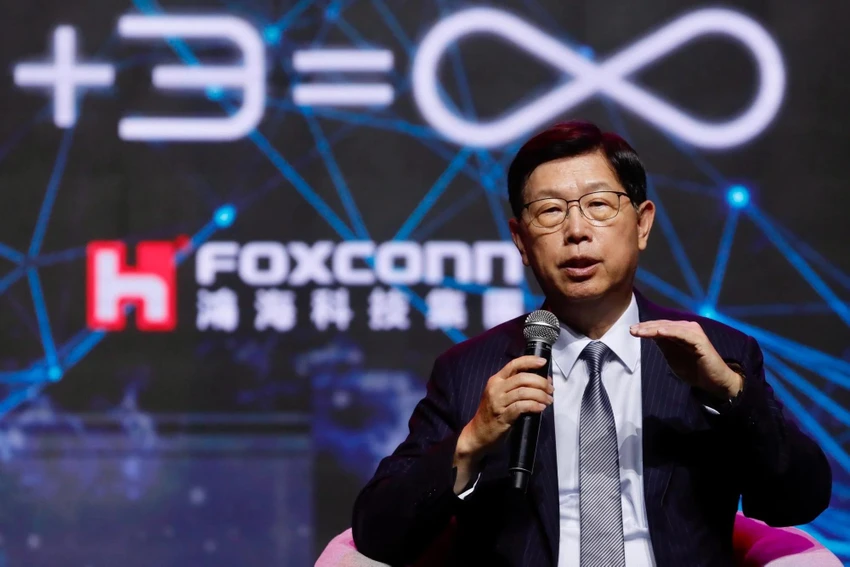 liu young-way-foxconn Liu Young-way, chủ tịch và giám đốc điều hành của Foxconn Technology Group, phát biểu tại buổi ra mắt các nguyên mẫu xe điện mới của công ty. Ảnh: EPA-EFE