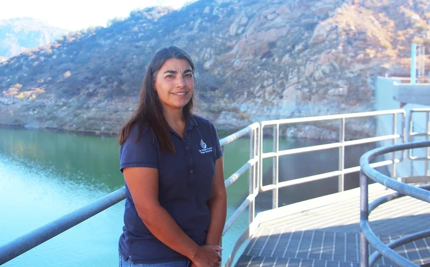 Neena-Kuzmich Neena Kuzmich, Phó Giám đốc Kỹ thuật của Cơ quan Quản lý Nước Quận San Diego, đang thực hiện các kế hoạch lưu trữ năng lượng tại hồ chứa San Vicente. Ảnh: Dan Charles