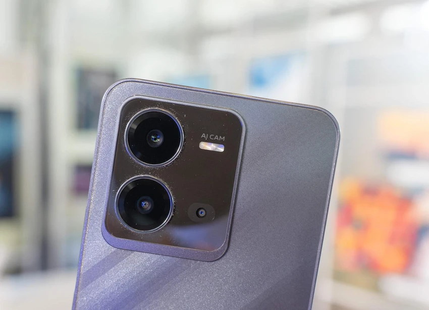 Bụi bẩn, vân tay sẽ khiến camera bị mờ. Ảnh: TIỂU MINH