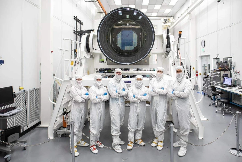 Các nhà khoa học đứng cạnh camera LSST tại phòng thí nghiệm ở Menlo Park, California. Ảnh: Jacqueline Ramseyer Orrell