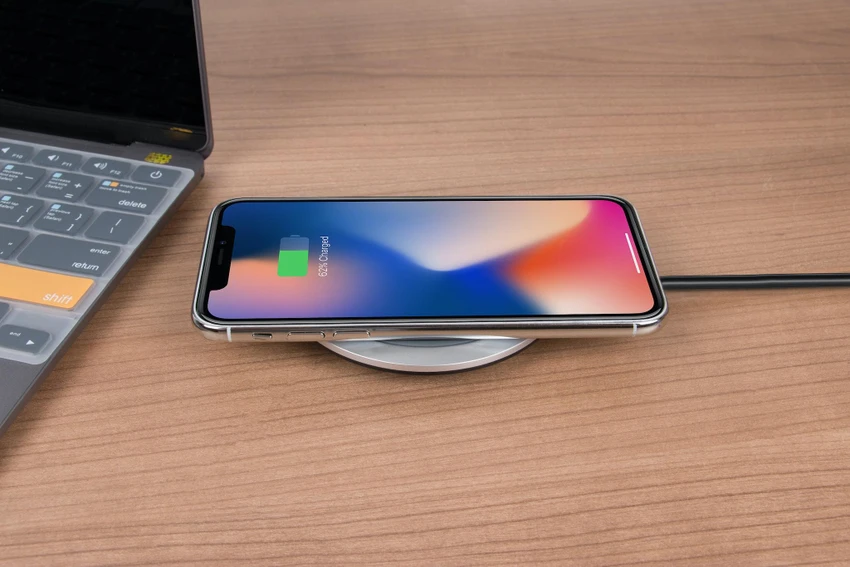 Sạc iPhone đúng cách sẽ giúp pin ít bị chai. Ảnh: Pexels