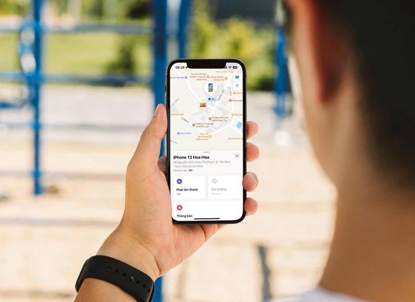 chia-se-vi-tri-tren-iphone Nếu quan tâm đến quyền riêng tư, bạn nên hạn chế chia sẻ dữ liệu vị trí. Ảnh: MINH HOÀNG/Canva