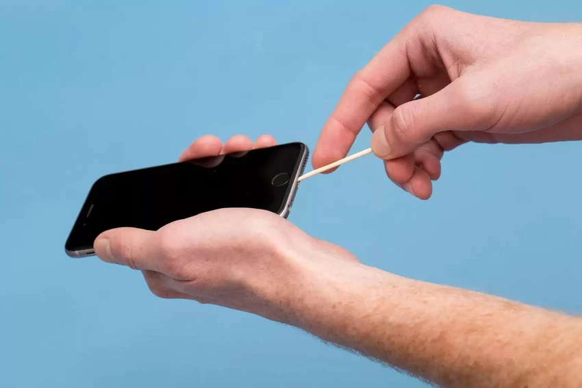 ve-sinh-cong-sac-iphone Thường xuyên vệ sinh cổng sạc điện thoại. Ảnh: Cole Saladino/Thrillist