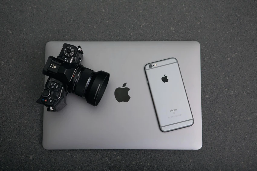 may-anh-vs-macbook Máy ảnh và các thiết bị công nghệ. Ảnh: Pexels