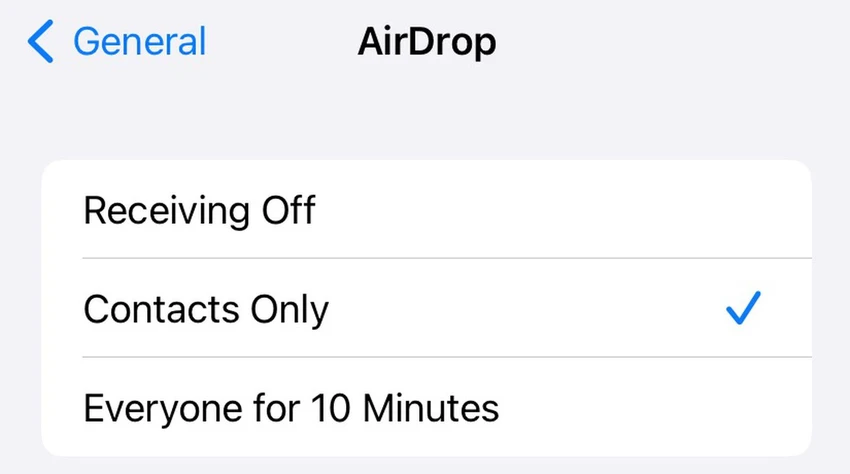 airdrop-everyone-for-10-minutes Apple giới hạn việc spam thông qua AirDrop bằng tùy chọn Everyone for 10 Minutes. Ảnh: Mark Gurman/Bloomberg
