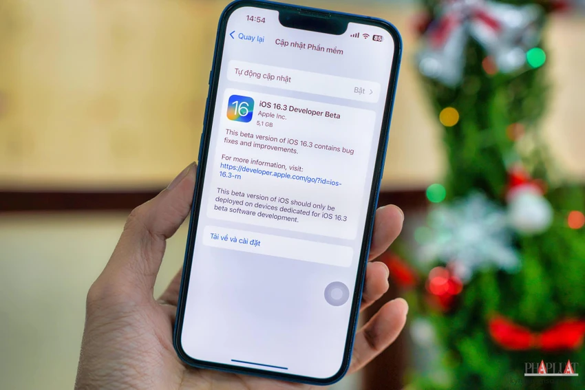 cach-them-khoa-bao-mat-vat-ly-tren-ios-16-3 Khóa bảo mật vật lý đã được hỗ trợ từ phiên bản iOS 16.3. Ảnh: TIỂU MINH
