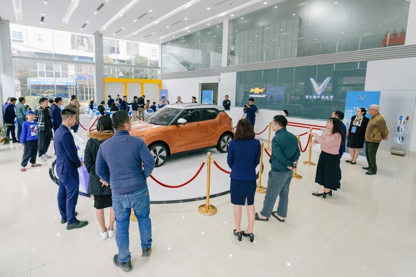 o-to-dien-vf-5-plus Mẫu xe VF 5 Plus thu hút sự chú ý của người dân TP Vinh, Nghệ An.