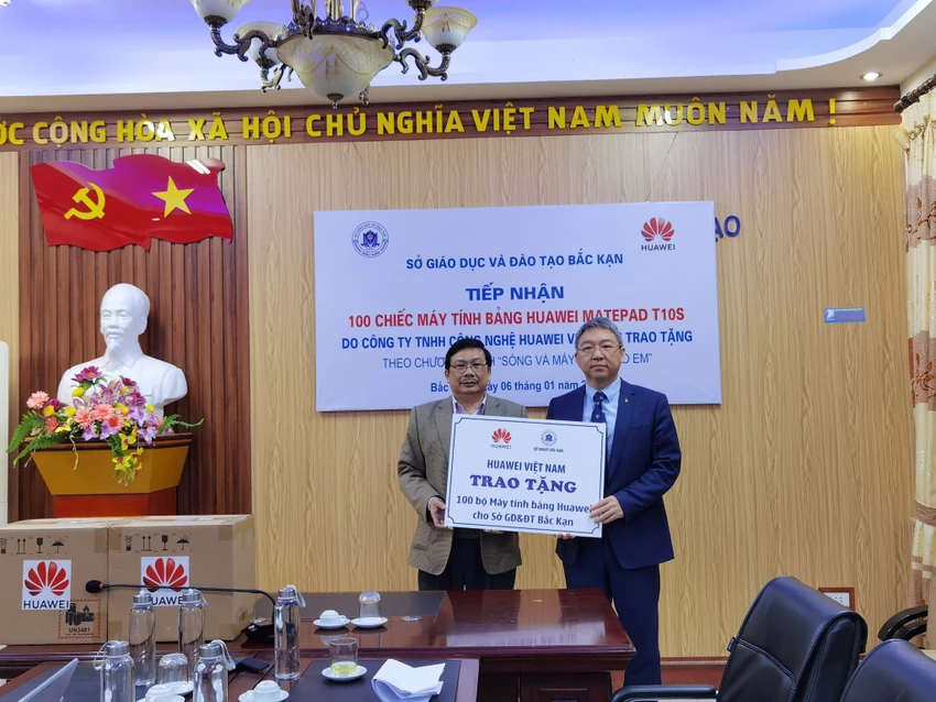 huawei-tang-thiet-bi-cong-nghe-hoc-tap-cho-hoc-sinh Huawei trao tặng thiết bị học tập và xây dựng trường cho học sinh vùng cao. Ảnh: Huawei