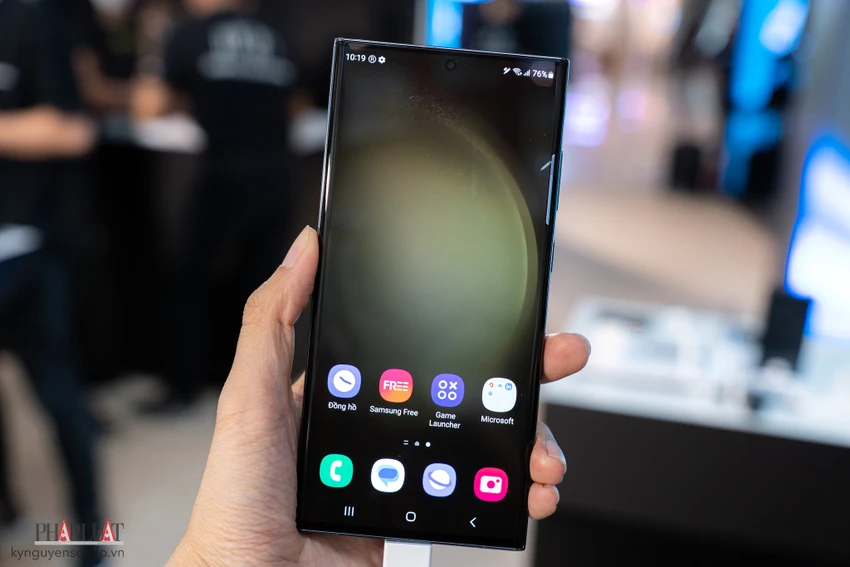 Galaxy S23 Ultra sở hữu màn hình 6,8 inch với tần số quét 120 Hz. Ảnh: TIỂU MINH